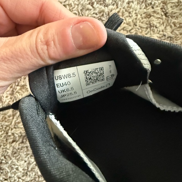 On Running White and Black Athletic Shoes cloud x4 style - Picture 5 of 6